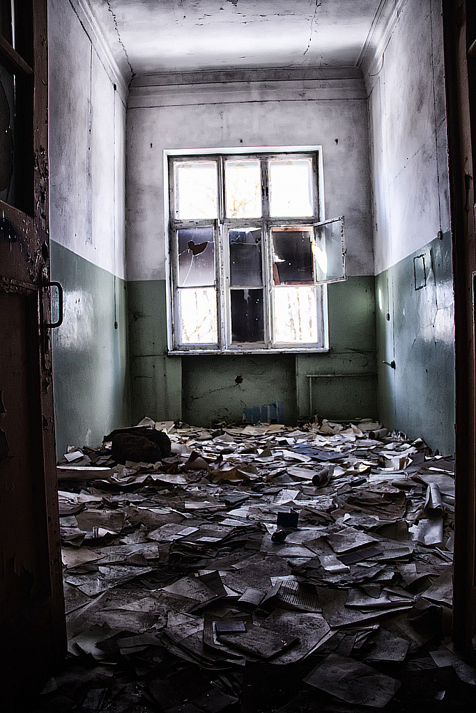 Паша и заброшка в Яхроме-160327_152348