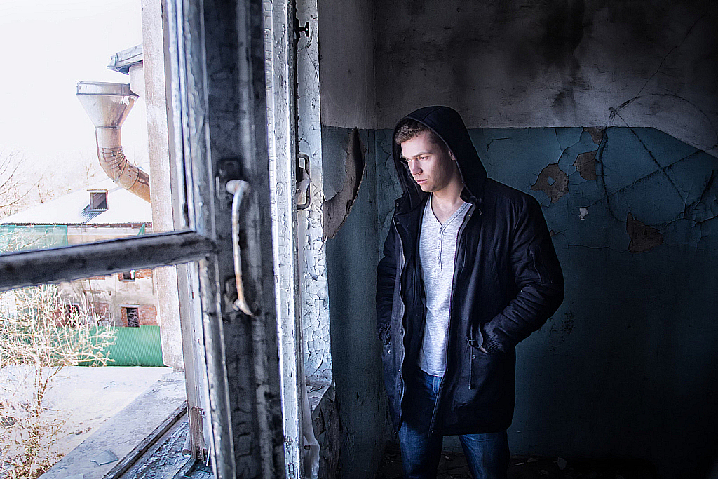 Паша и заброшка в Яхроме-160327_152458