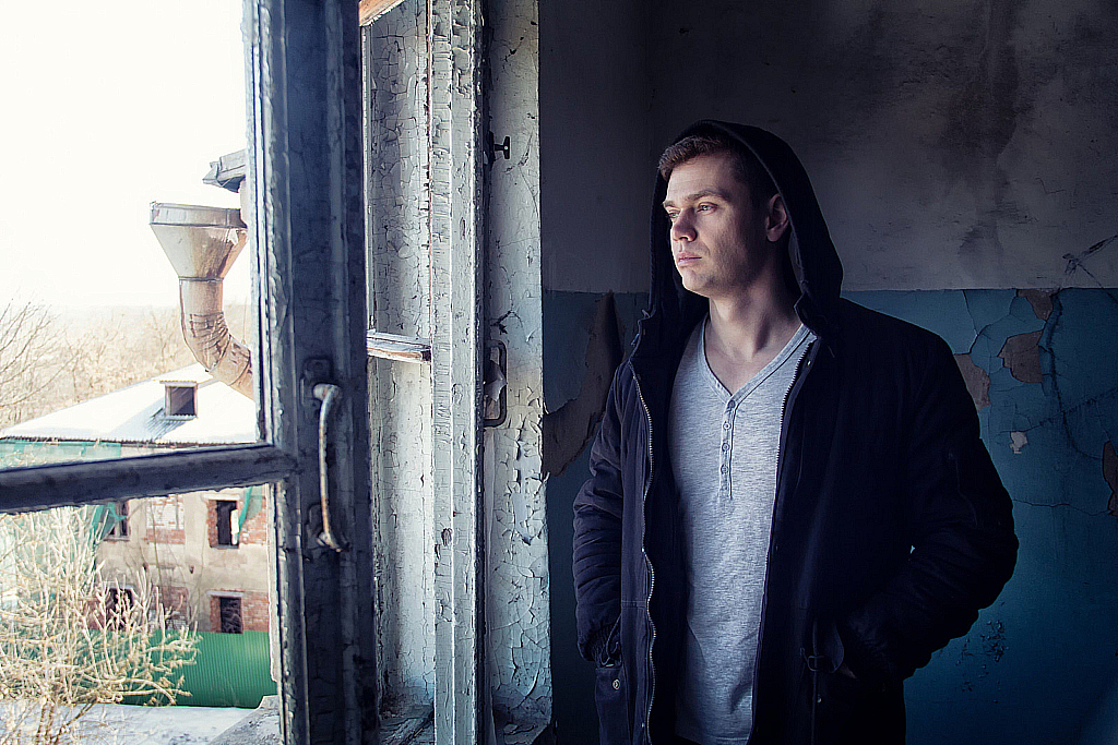 Паша и заброшка в Яхроме-160327_152527