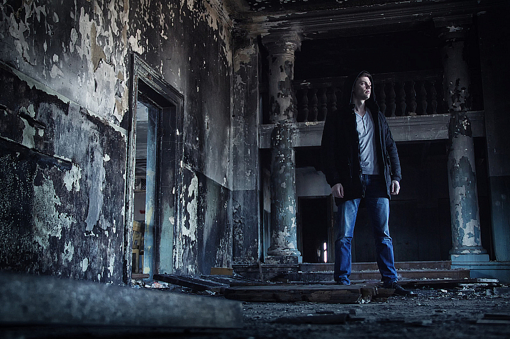 Паша и заброшка в Яхроме-160327_153022