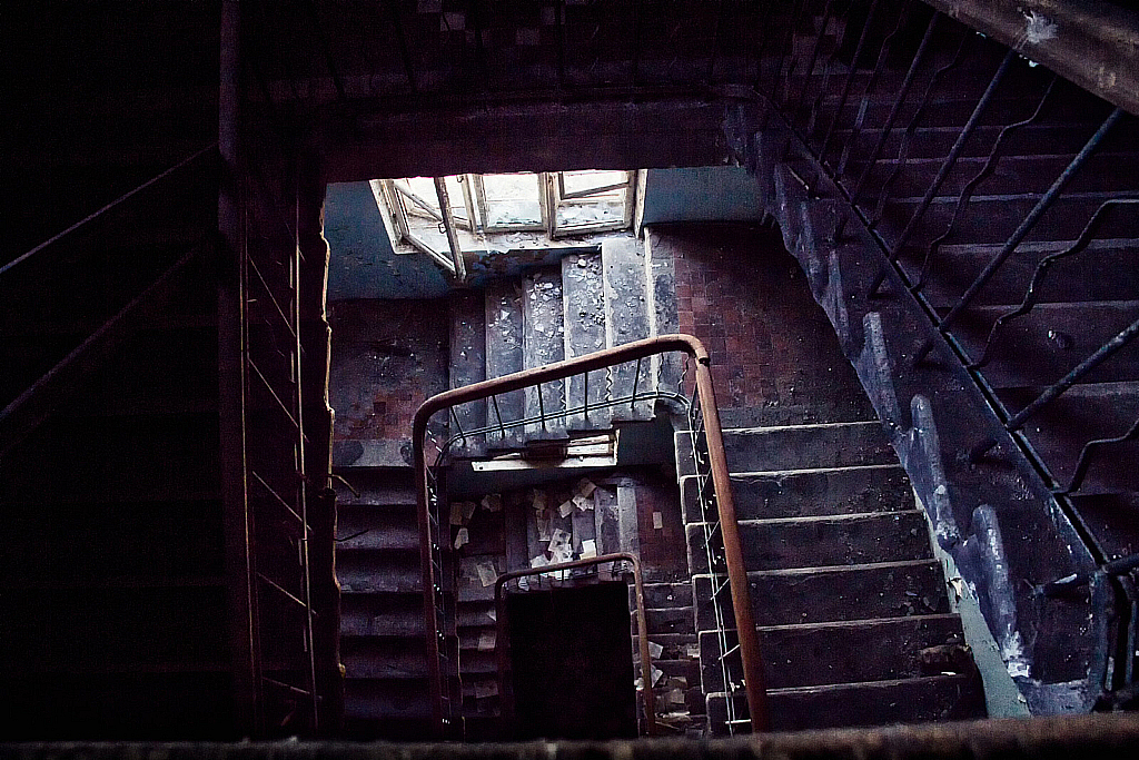 Паша и заброшка в Яхроме-160327_155006