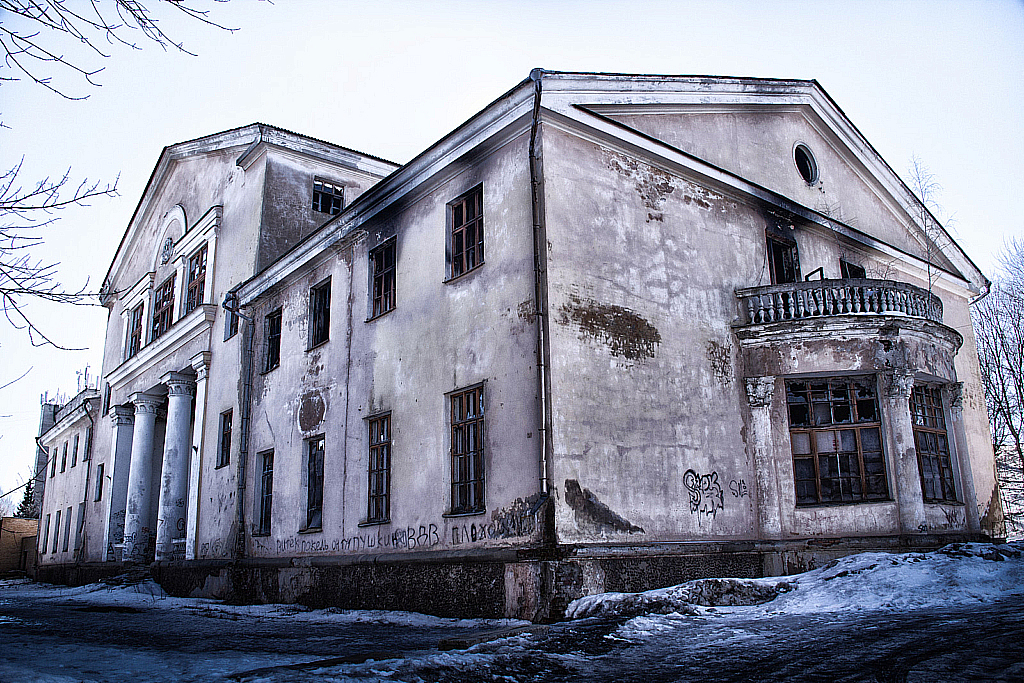 Паша и заброшка в Яхроме-160327_162309