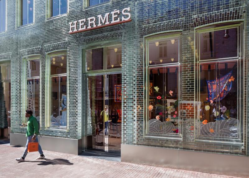 Hermès открыл бутик в знаменитом стеклянном доме MVRDV в Амстердаме