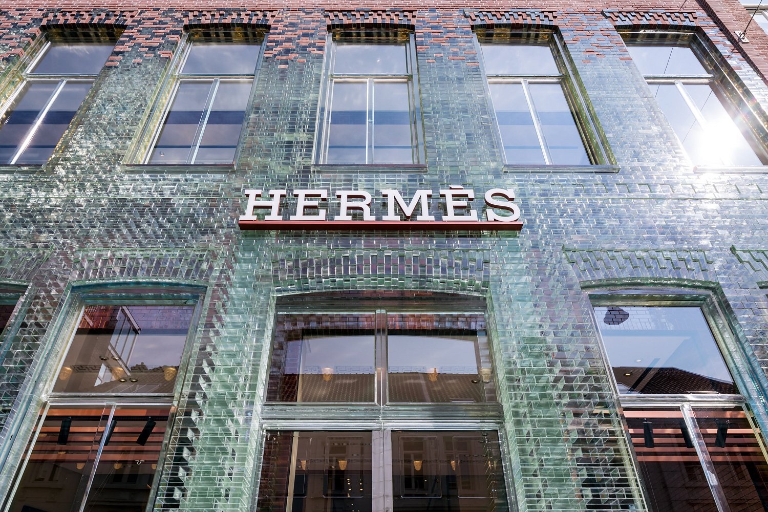 Hermès открыл бутик в знаменитом стеклянном доме MVRDV в Амстердаме