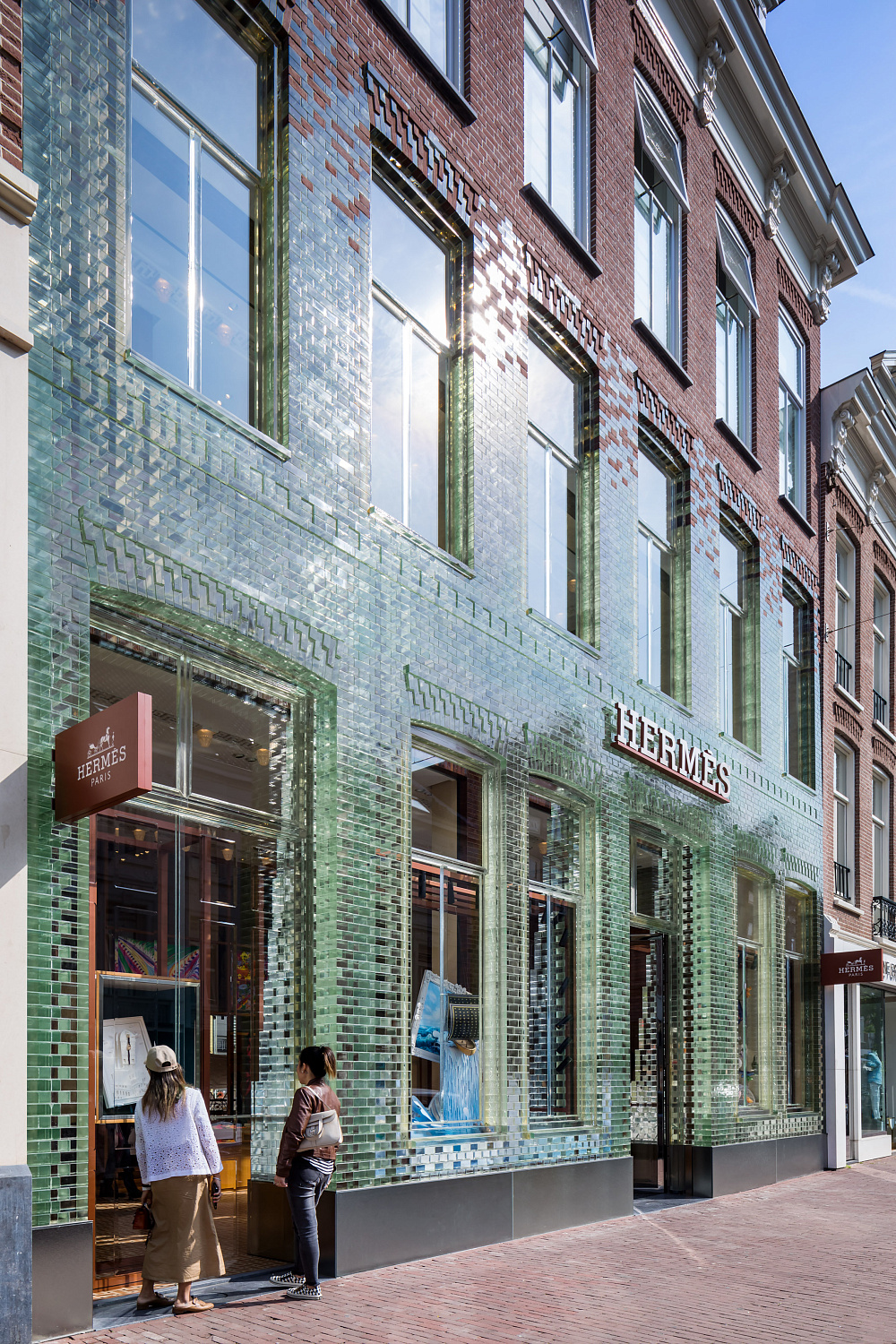 Hermès открыл бутик в знаменитом стеклянном доме MVRDV в Амстердаме
