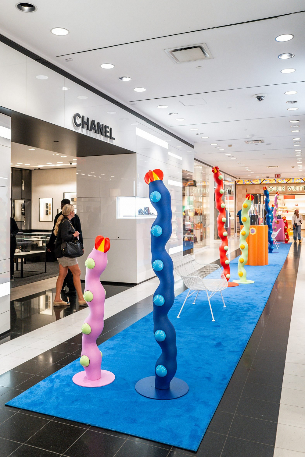 Йинка Илори превратил нью-йоркский Bloomingdale's в цветущий сад