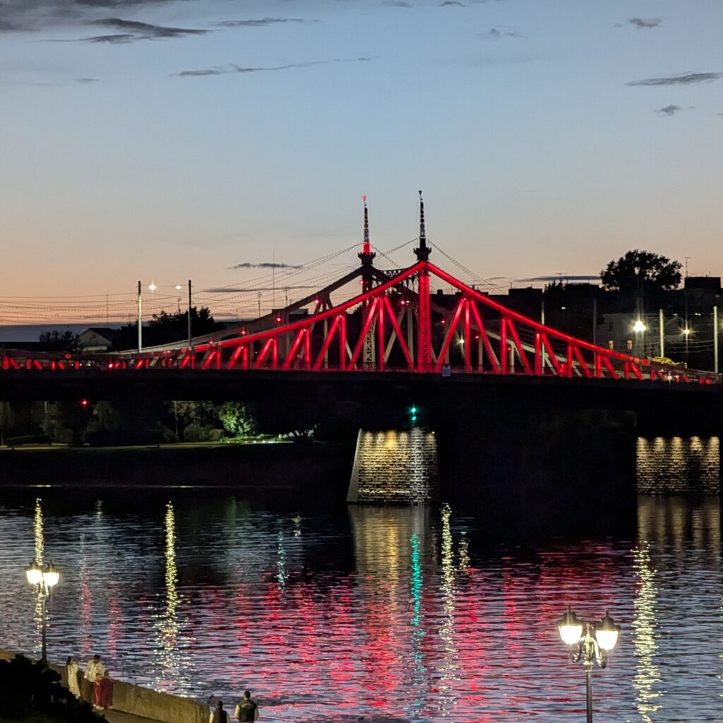 Вечерняя подсветка старого волжского моста