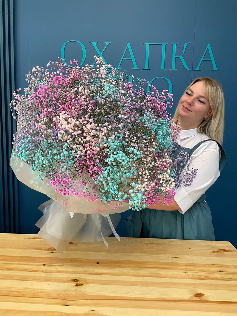 Букет из гипсофилы «Радужная фантазия».