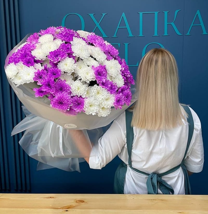 Букет из хризантем кустовых фиолетовых и белых 25 штук.