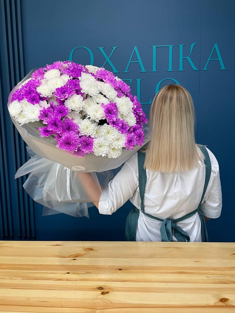 Букет из хризантем кустовых фиолетовых и белых 25 штук. — фото 5