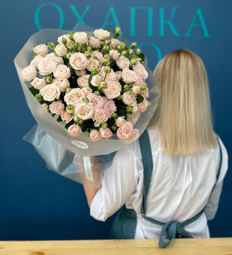 Букет роз нежно-кремовых кустовых роз 15 штук.