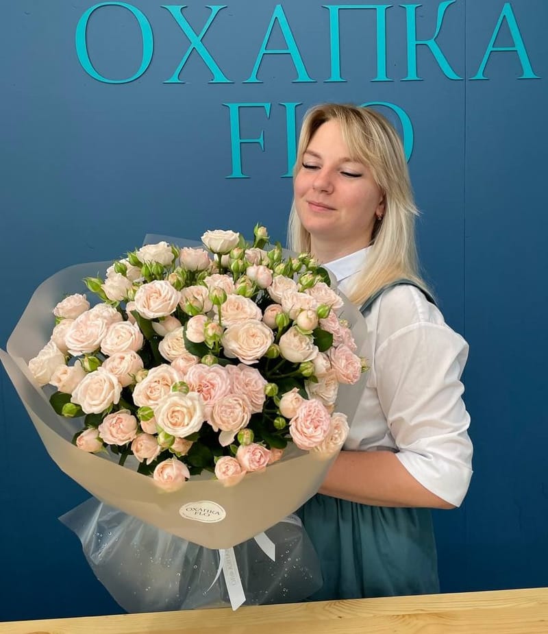 Букет роз нежно-кремовых кустовых роз 15 штук. — фото 2