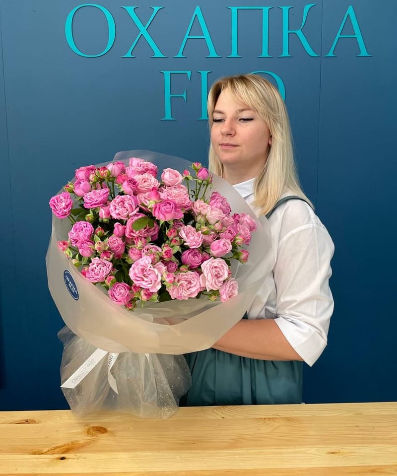 Букет роз ярко-розовых кустовых 15 штук. — фото 5