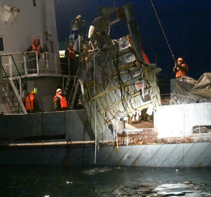 Водолазы поднимают со дна Черного моря обломки ТУ-154 Фото: yugopolis