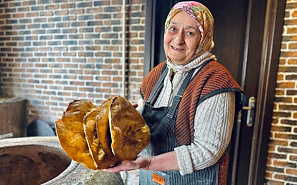 Хлеб из тандыра – любимое угощение у гостей в Азербайджане. Репортаж "Москва-Баку"