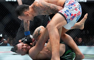 Макгрегор проиграл Холлоуэю в своем первом за пять лет поединке в UFC