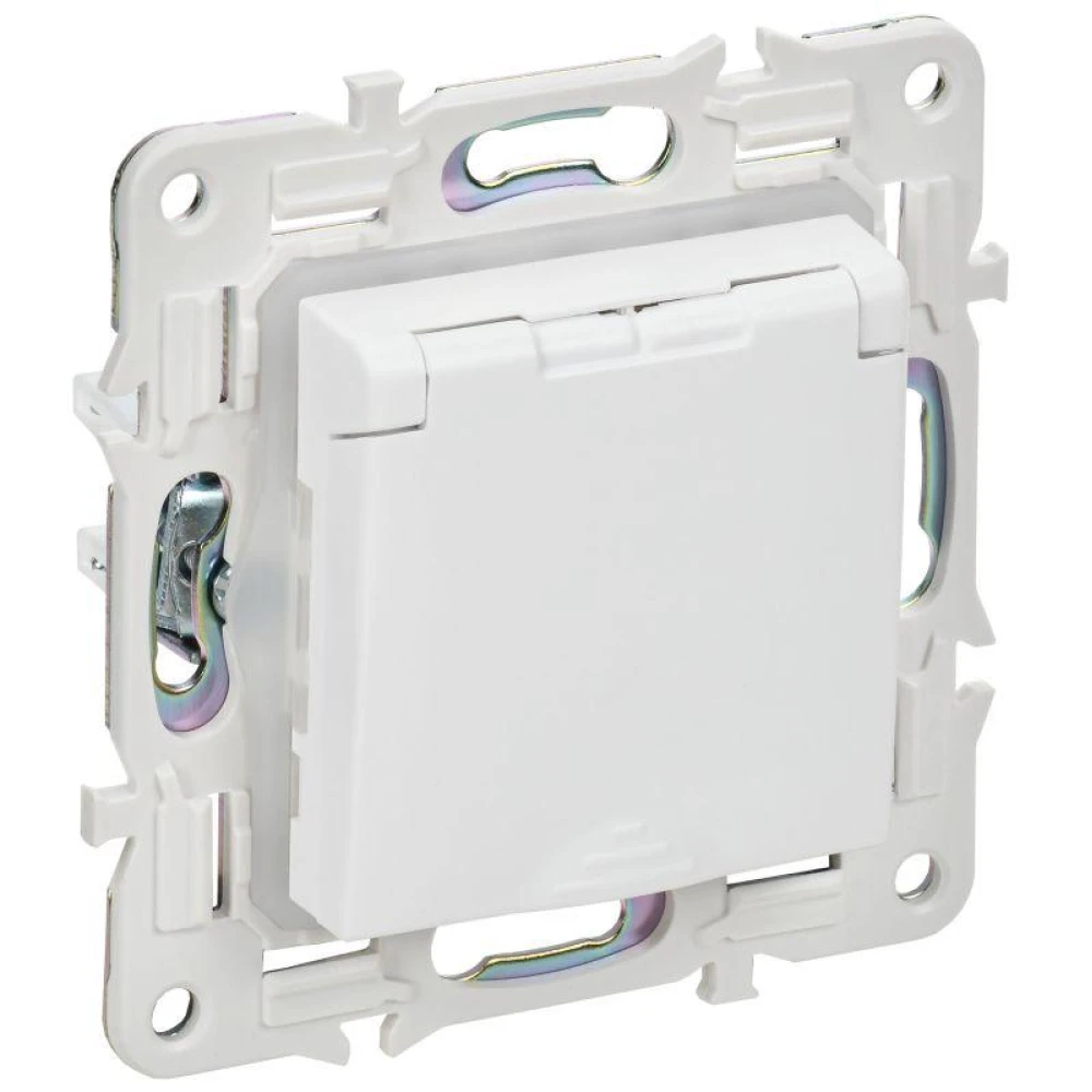 Розетка 1-м SKANDY 16А IP44 с заземл. защ. шторки с крышкой SK-R11W арктич. бел. IEK SK-R16-16-44-K01