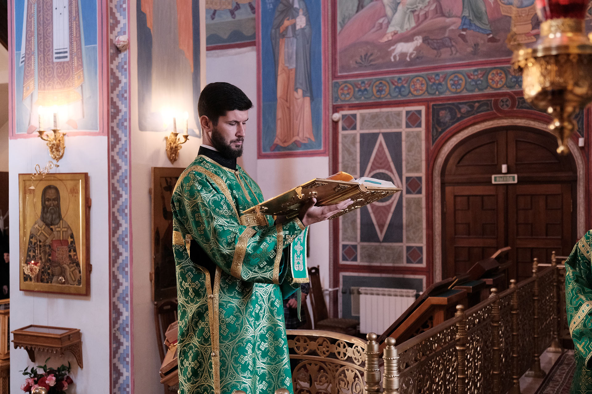 Литургия в Никольском женском мона
