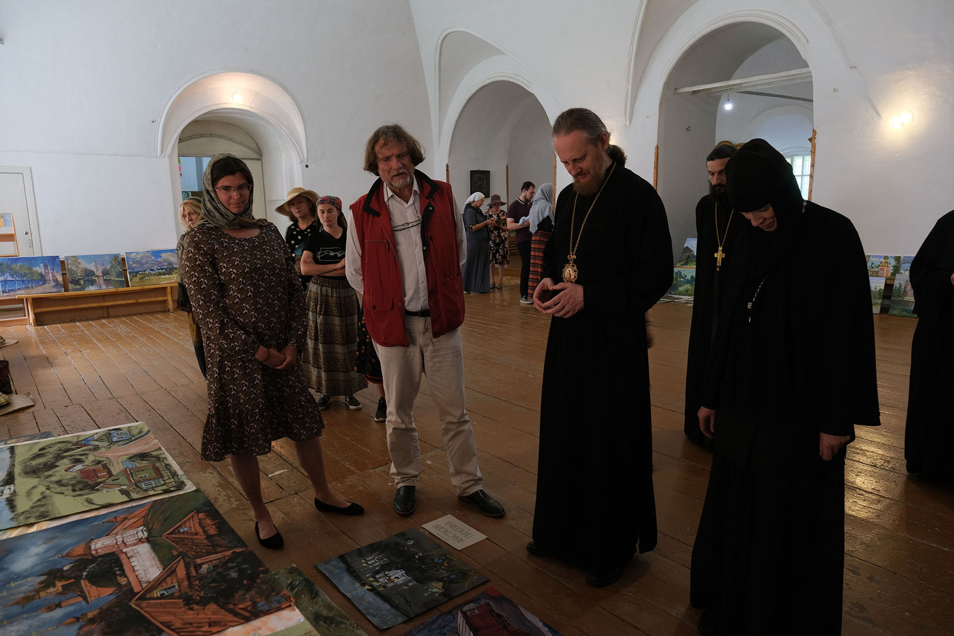 Выставка живописи и графики участн