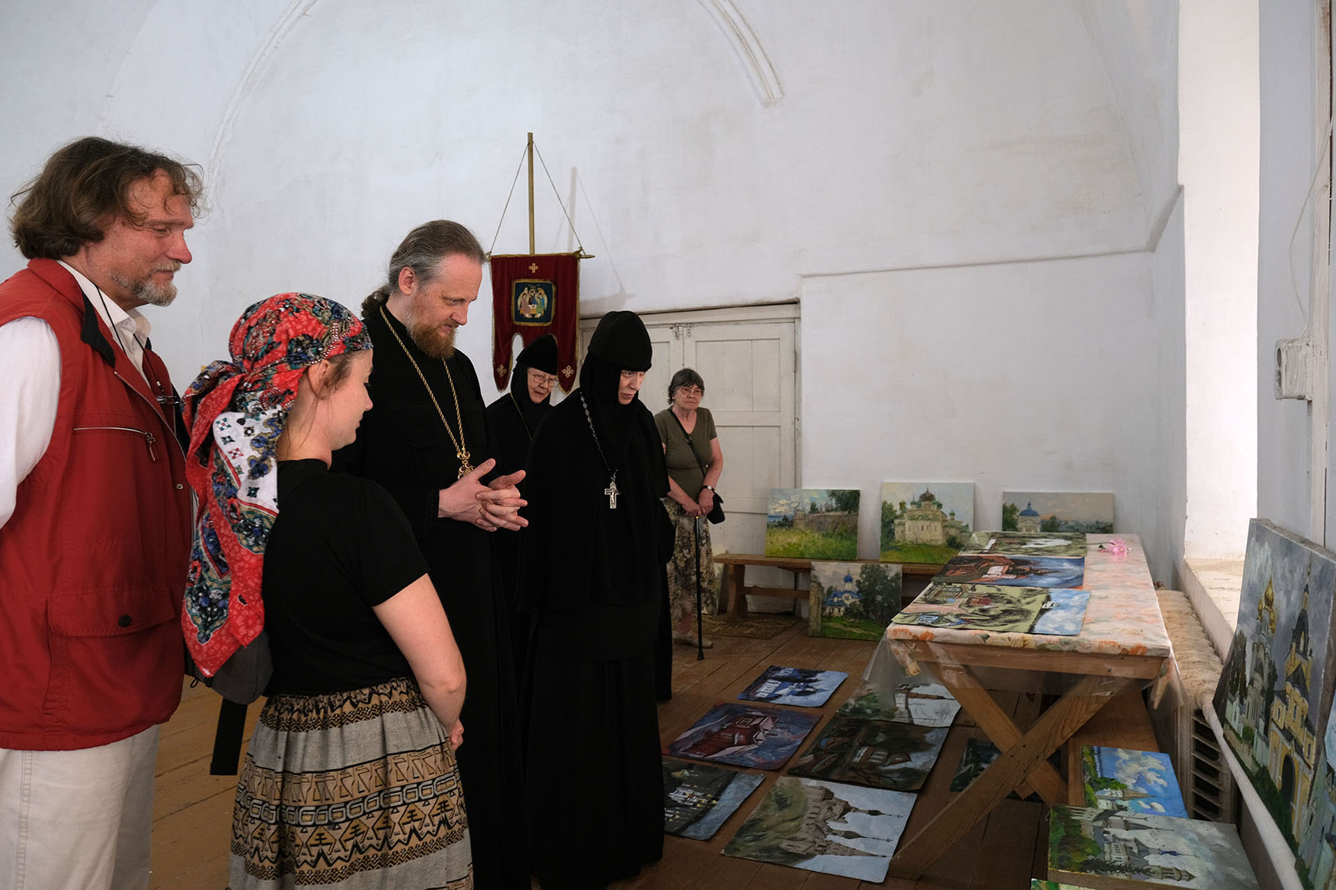 Выставка живописи и графики участн