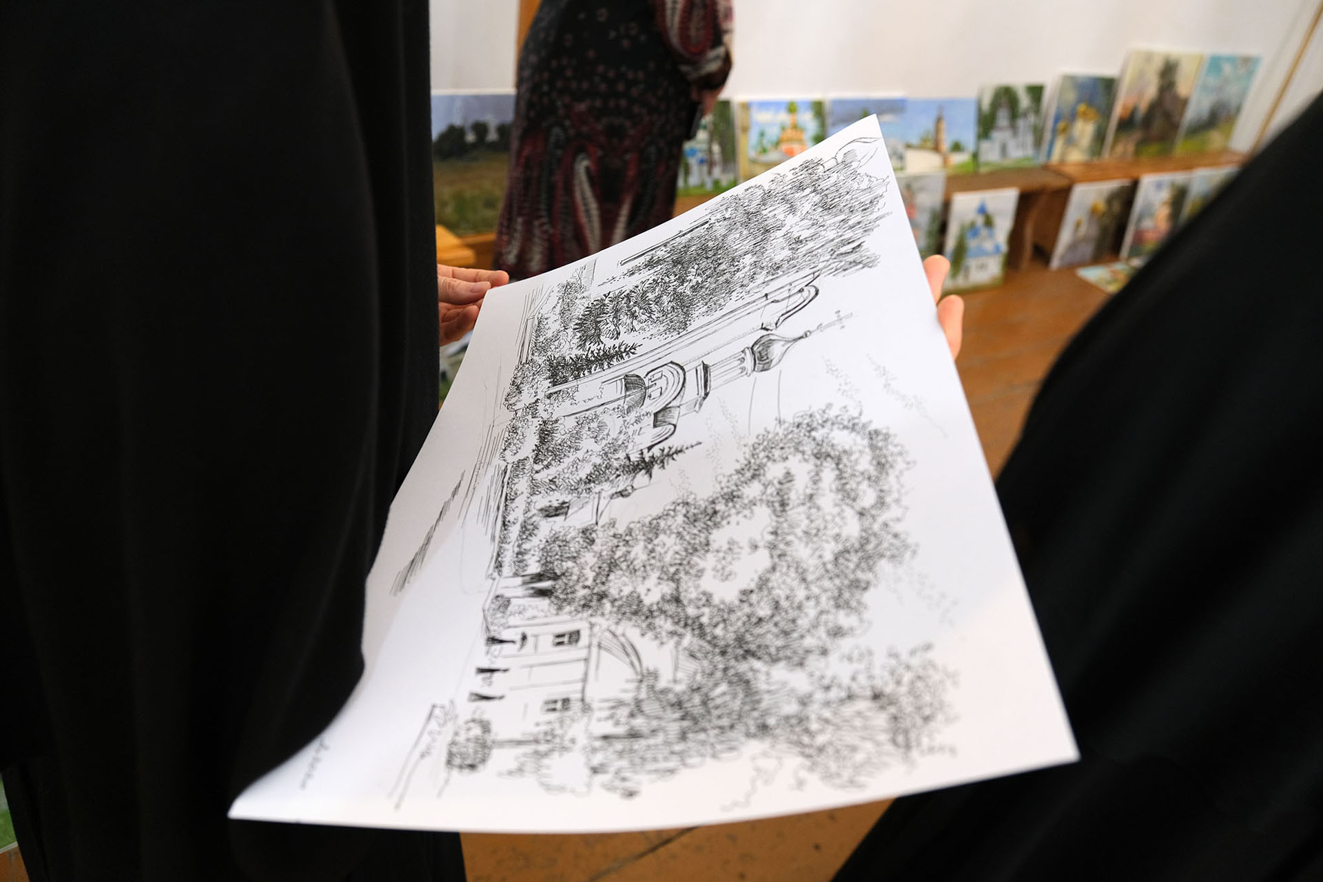 Выставка живописи и графики участн