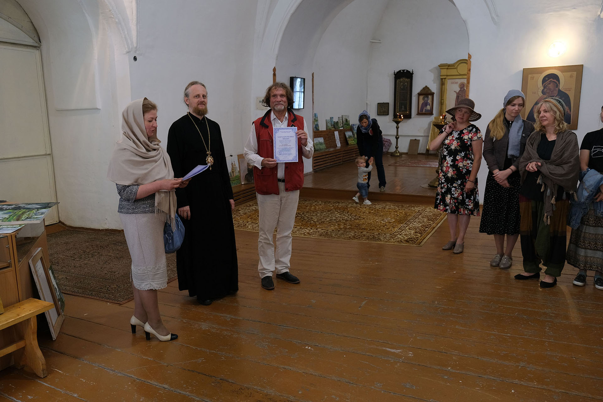 Выставка живописи и графики участн