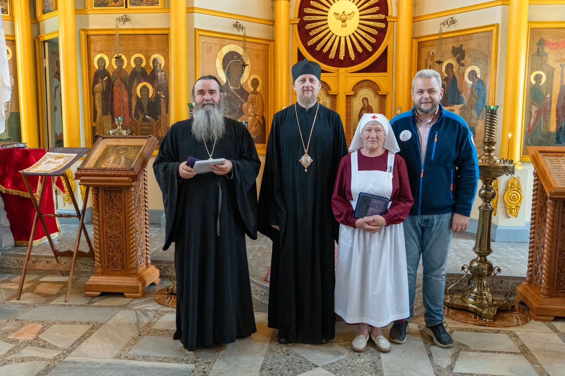 26.06.14 вручение дипломов сестрам милосердия_016