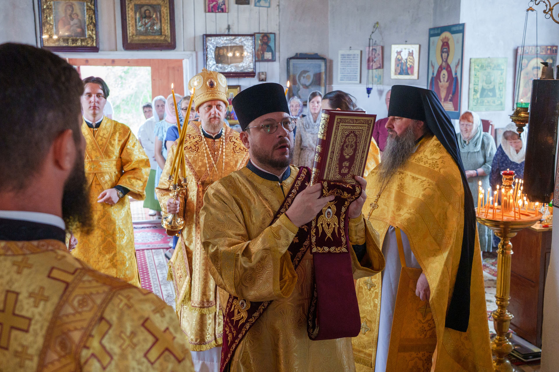 Литургия в храме Рождества Христов