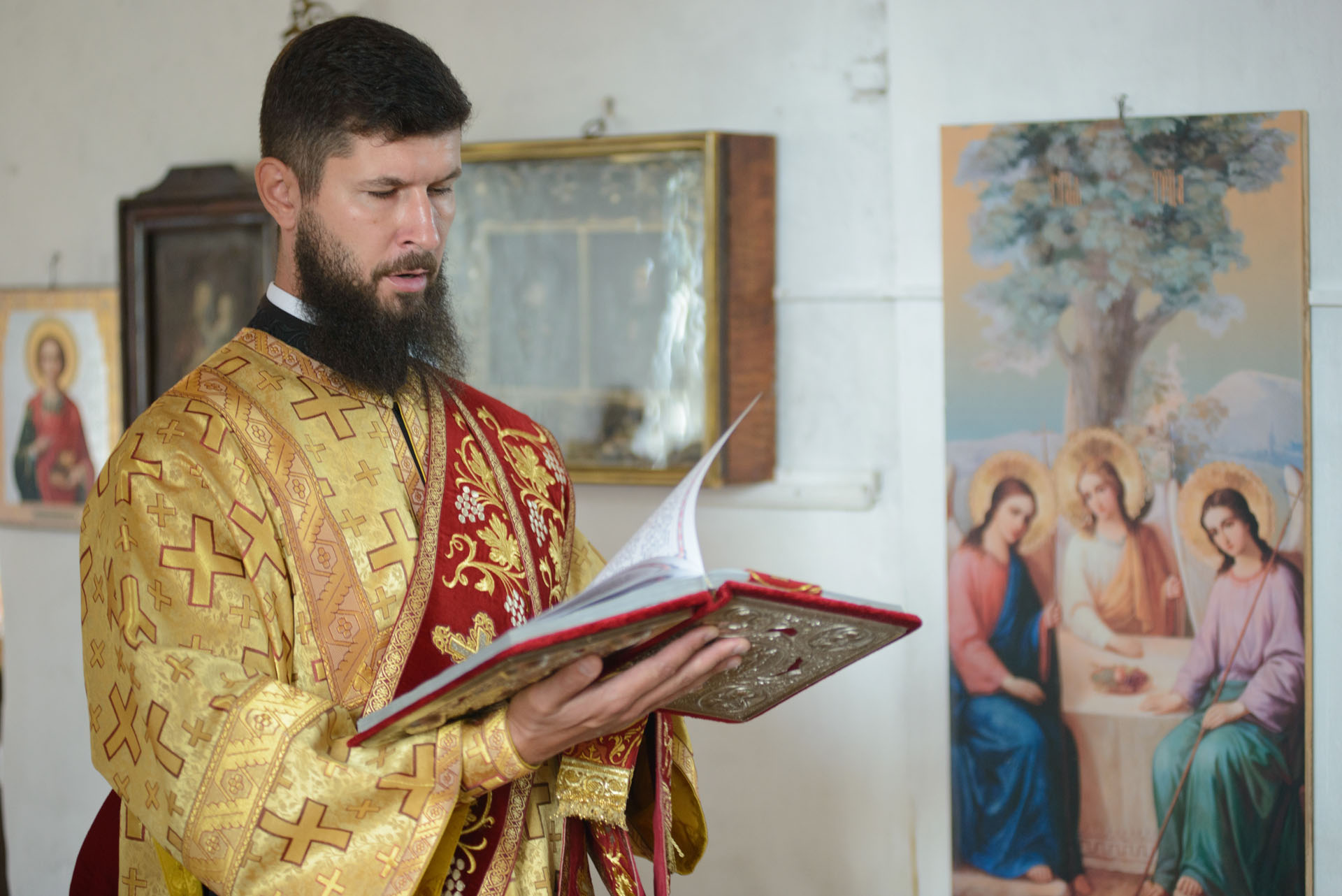 Литургия в храме Рождества Христов
