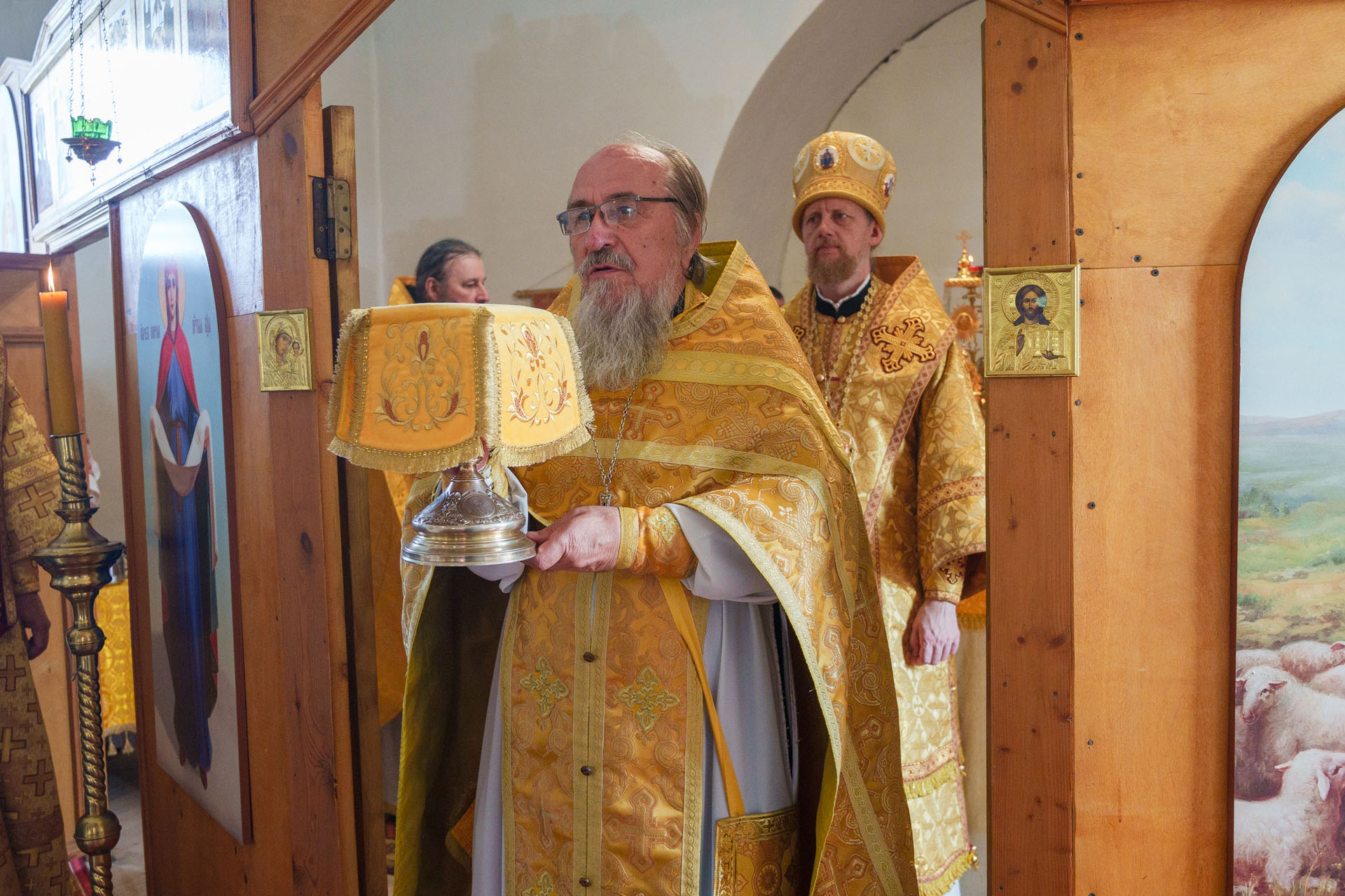 Литургия в храме Рождества Христов