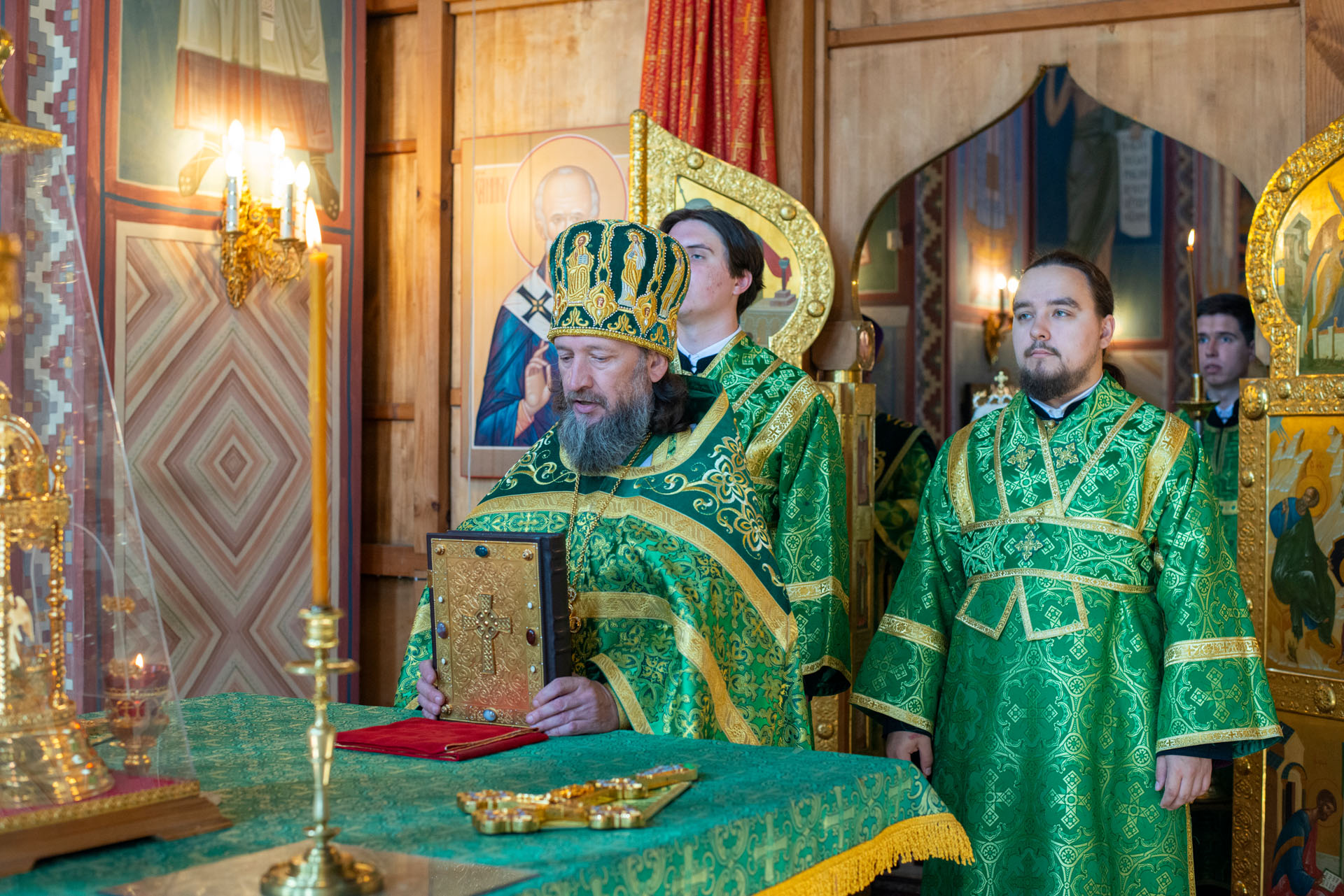 Литургия в Никольском женском мона