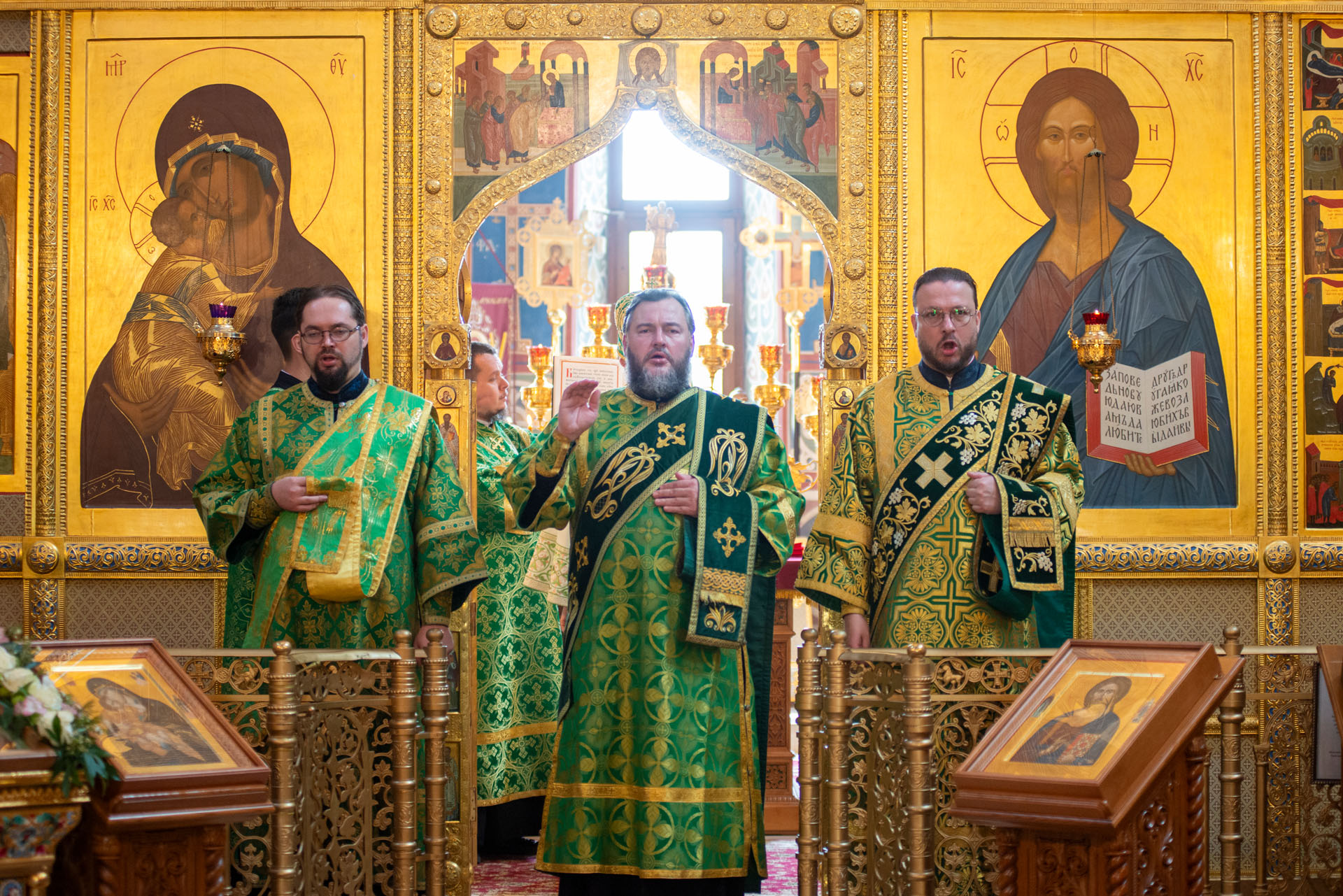 Литургия в Никольском женском мона