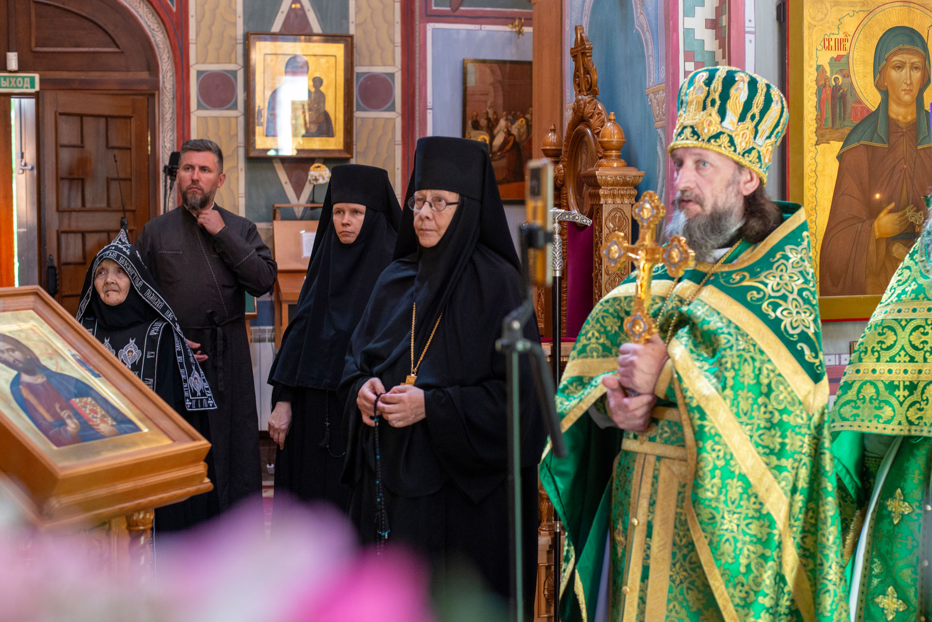 Литургия в Никольском женском мона