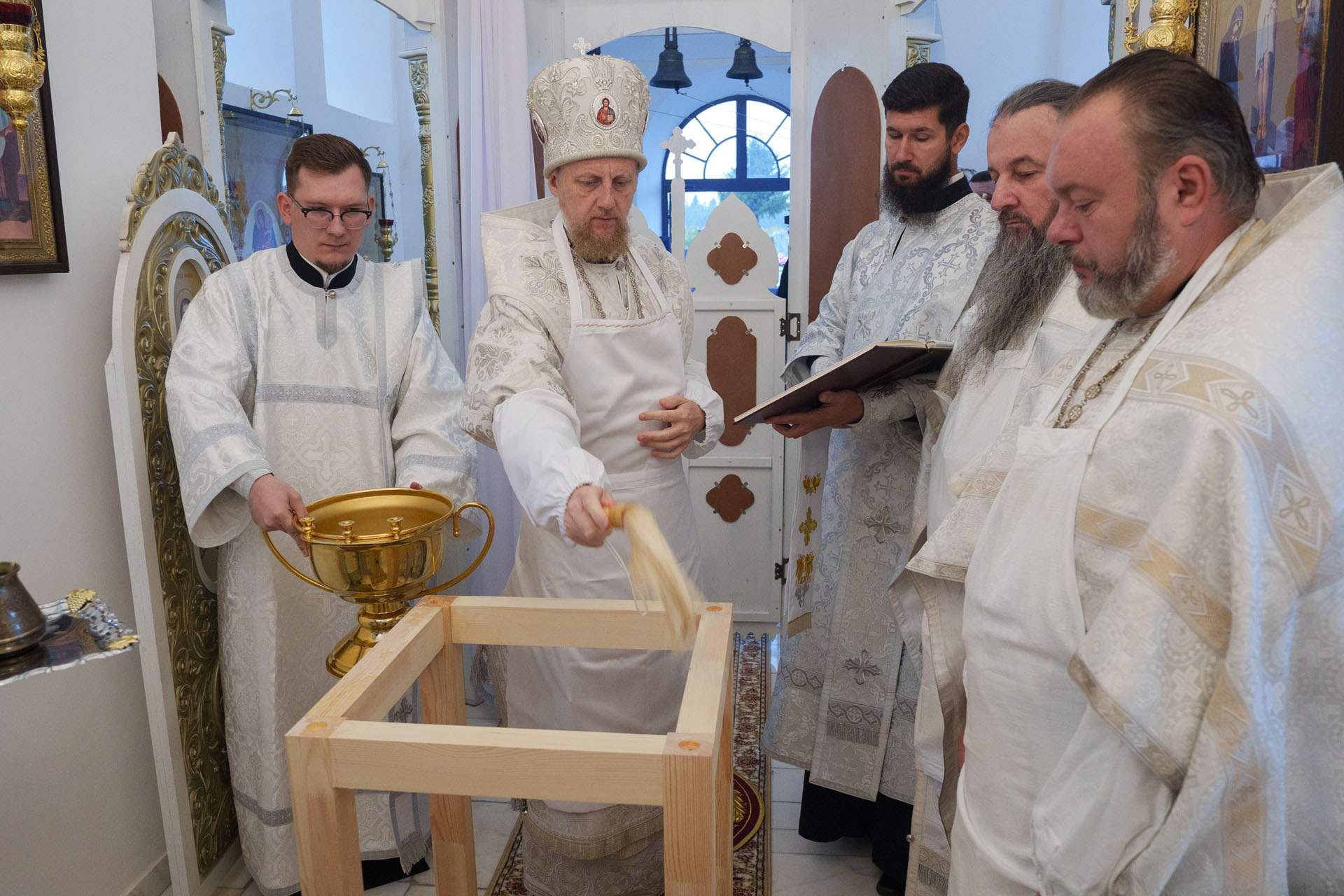 Великое освящение кладбищенского
