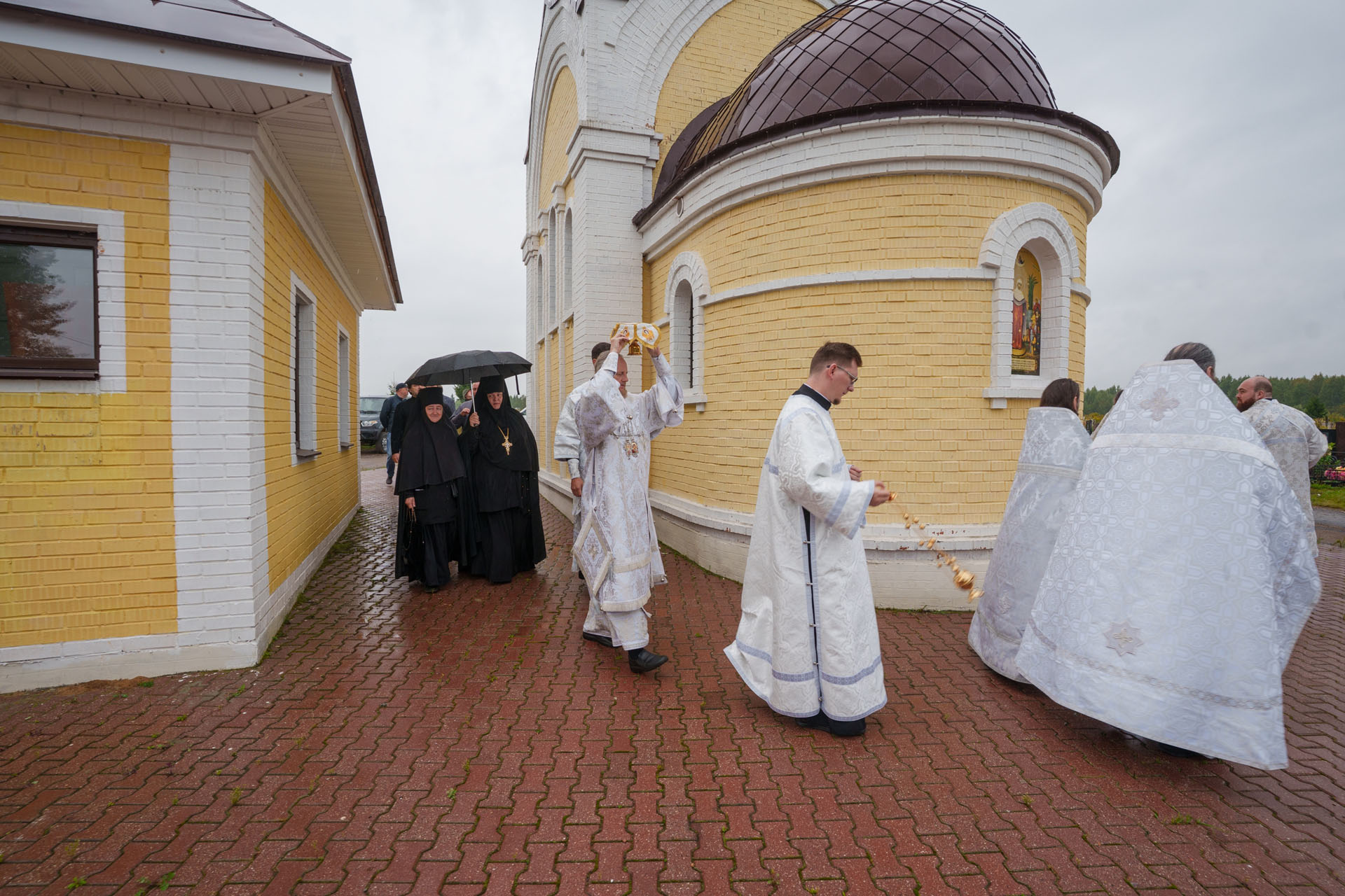 Великое освящение кладбищенского