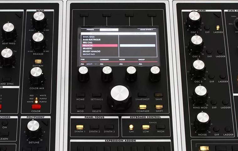 Дисплей Moog One с элементами управления