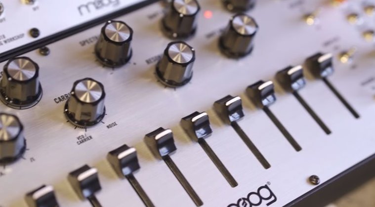 Синтезатор Moog Vocoder
