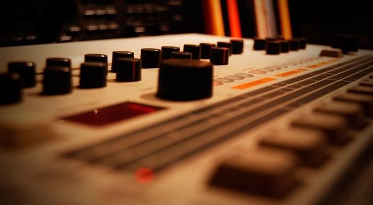 Драм-машина Roland TR-909