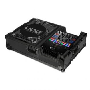 UDG Ultimate Flight Case Scratch Black Plus (Trolley & Wheels)