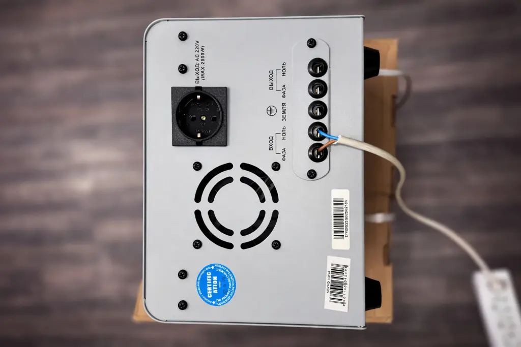 Компенсационный стабилизатор напряжения HN SEM100-10