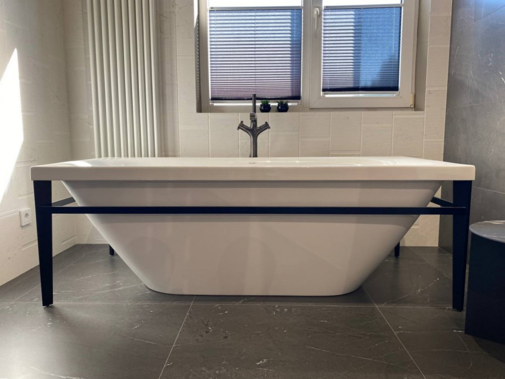 DURAVIT XViu Ванна отдельно стоящая, с бесшовной акриловой панелью и опорной рамой, белый/Black Matt арт. 31995