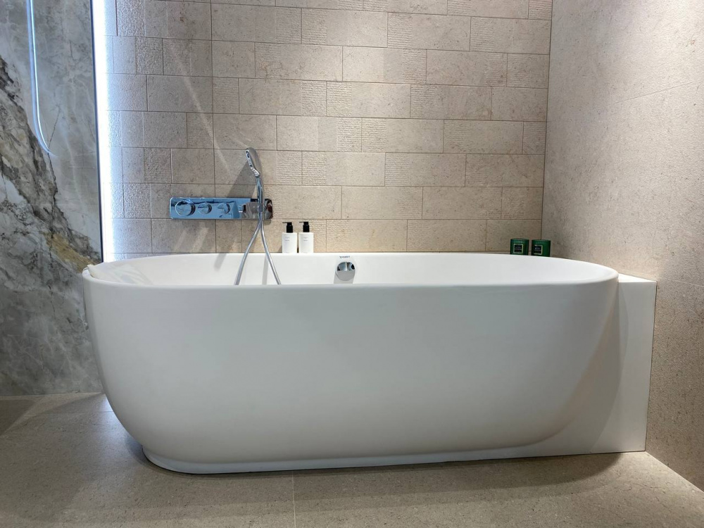DURAVIT LUV Ванна угловая из DuraSolid A со сливом, угол справа, 1850х950х460 мм, 252 л., белый арт. 32582