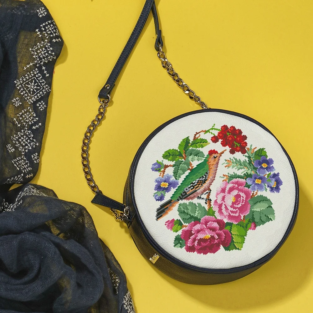 Птичка с ягодами. Старинная восстановленная схема вышивки - скриншот 2