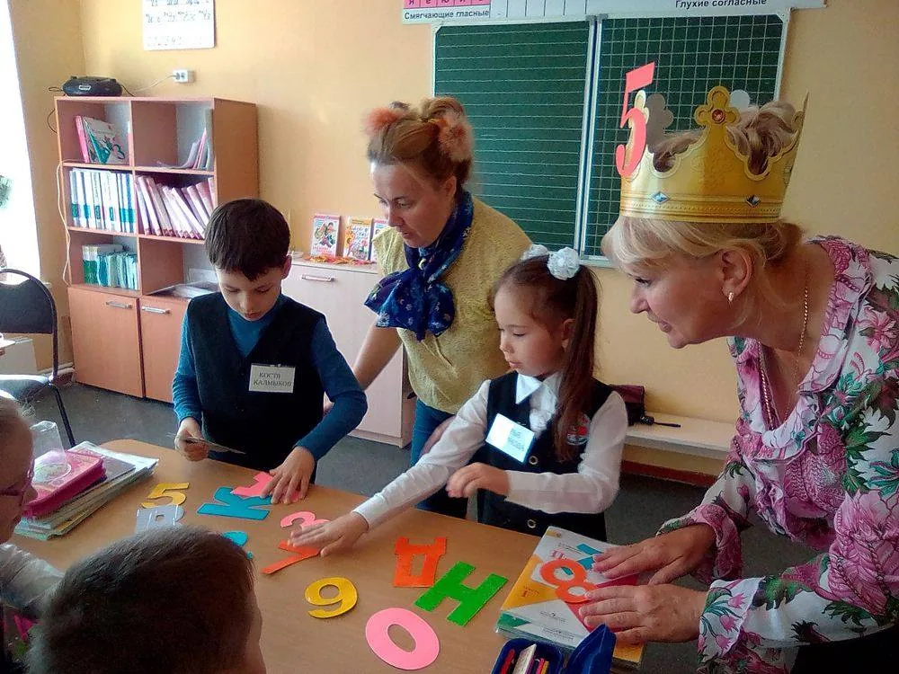 Сегодня маленький народ встречает новый школьный год.