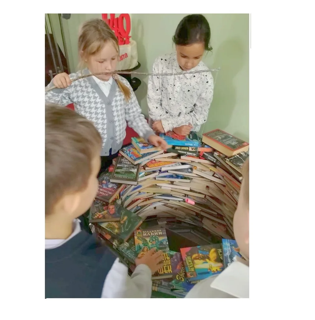 Книжная инсталляция «Колодец ЗНАНИЙ»