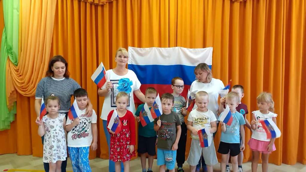 Мне всего милей флаг Родины моей!