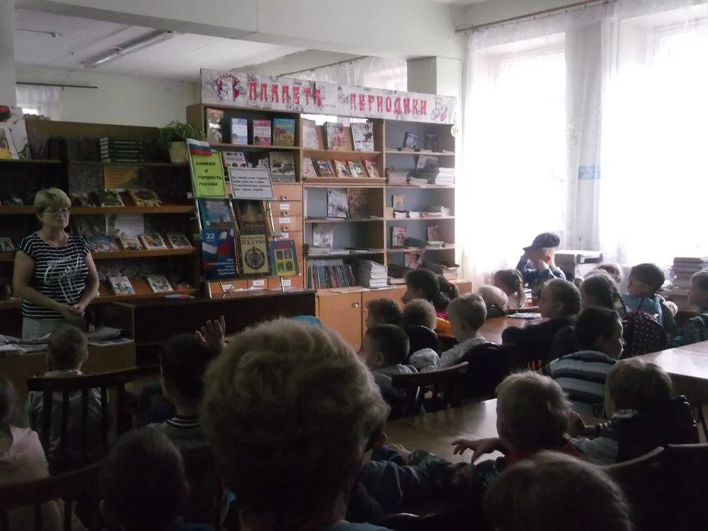 Познавательный час «Гордо реет флаг России»