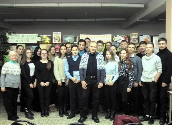 Я книгу творчества листаю…