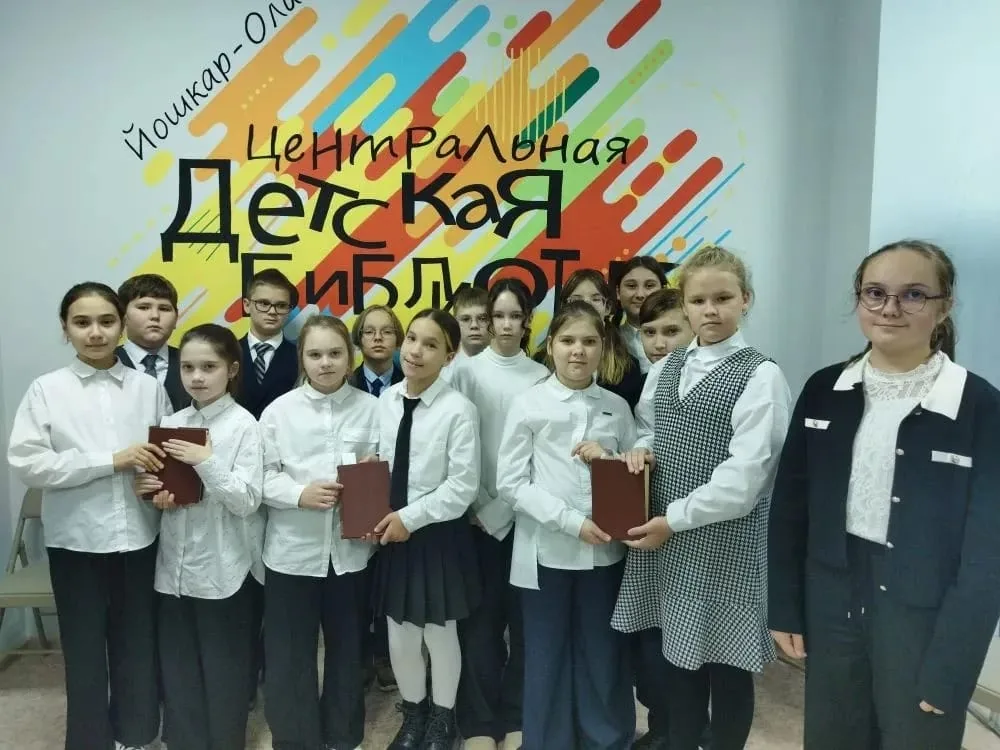 Усердней с каждым днём гляжу в словарь…