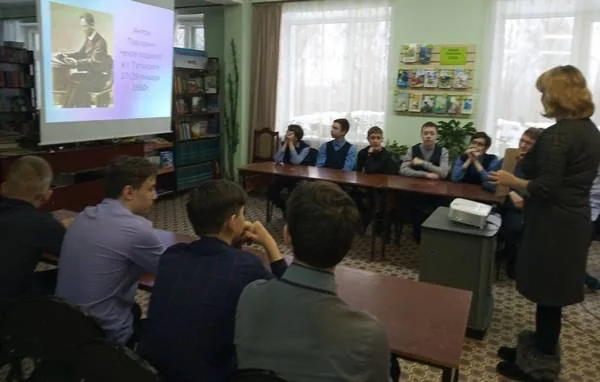 Литературный час «Прогулка по Чеховской аллее»